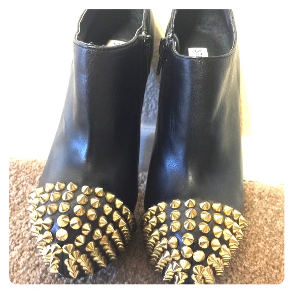 Vampire Steve Madden Heels in size 5.