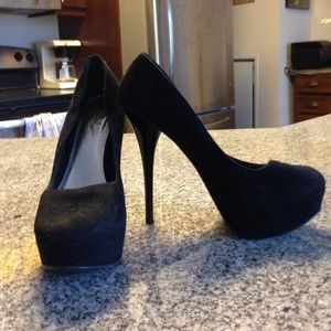 Black pumps