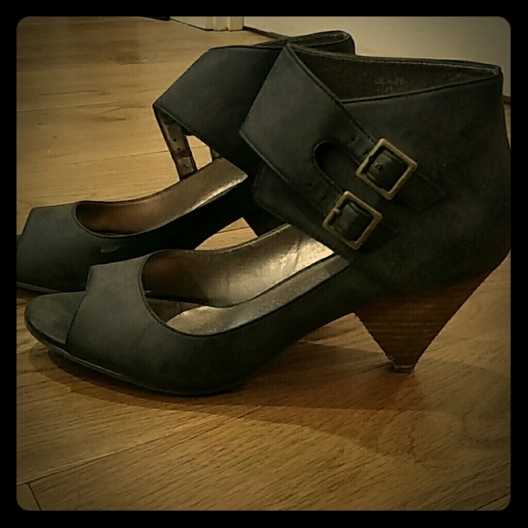Peep toe 2.5" ankle strap heels