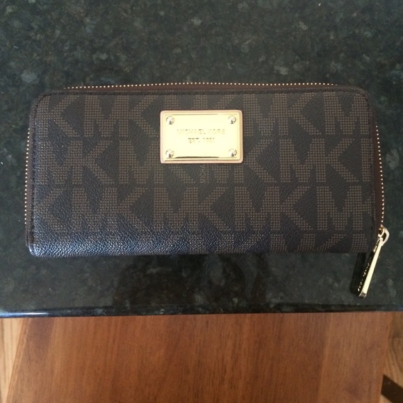 Michael kors wallets used in excellent condition