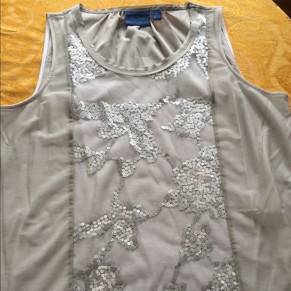 Vera Wang sleeveless shirt
