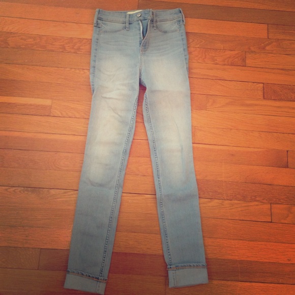 Highwaisted light wash jeans