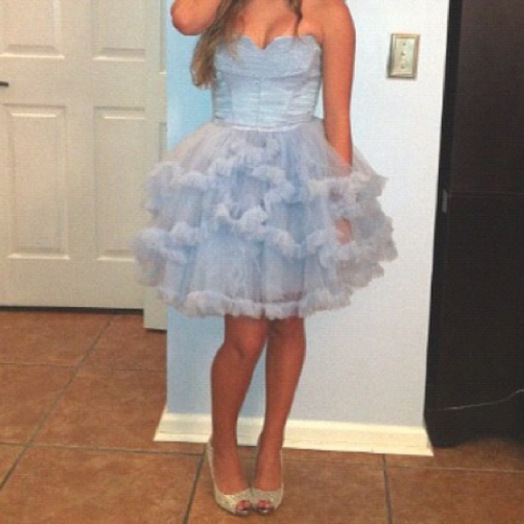 Super adorable Besty Johnson prom dress