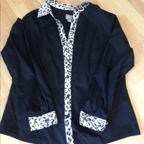 Chicos leopard trim wrinkle resistant shirt