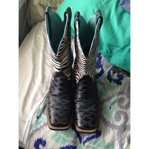 Fur on Ariat Zebra Boots (: