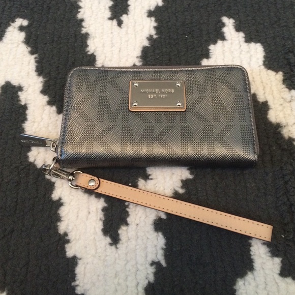 Michael kors wristlet / wallet