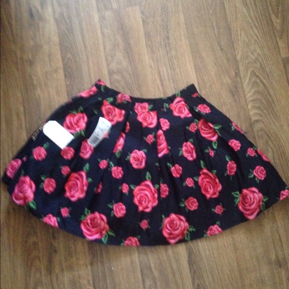 F21 ROSE floral skirt 🌹👗 - Picture 1 of 2
