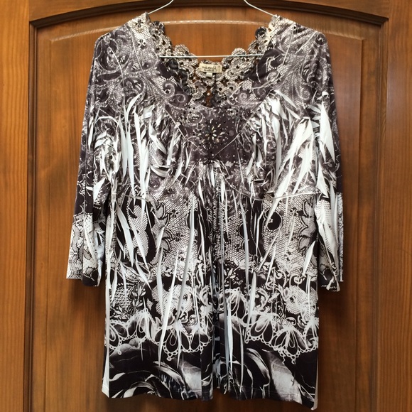 Black and white blouse. Very cute.