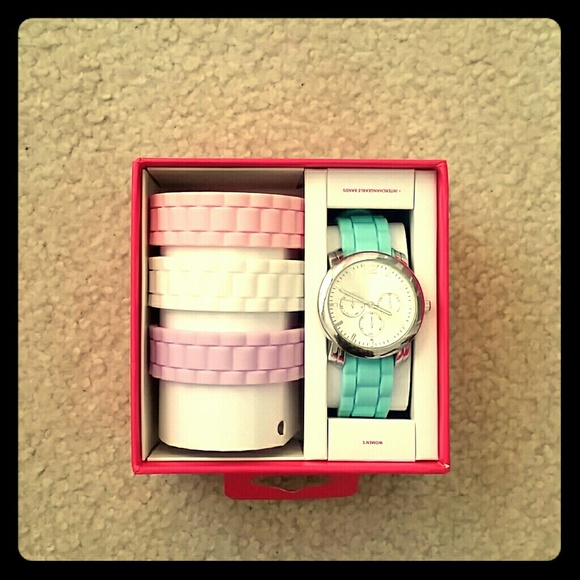 Never worn watch with 4 different changeable bands