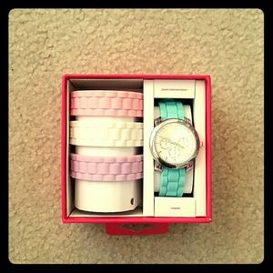 Never worn watch with 4 different changeable bands