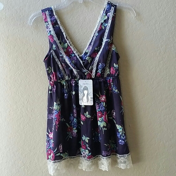 NWT VERY CUTE TOP