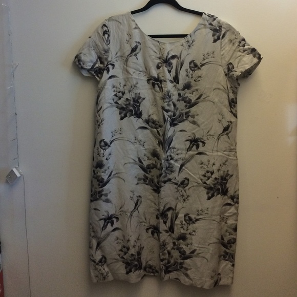 Gorgeous black and white floral shift dress