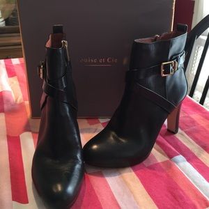 NWT Louise et Cie 4" heel buckle booties