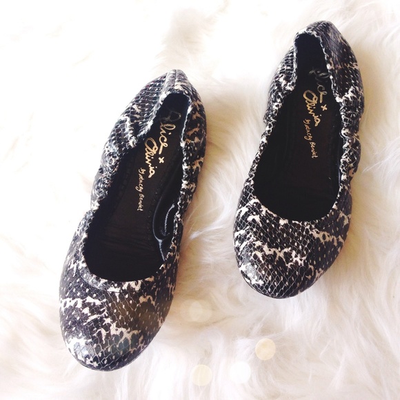 Alice + Olivia Shoes - FINAL PRICE❗️Alice + Olivia Python Embossed Flats