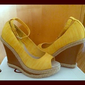 BEAUTIFUL PLATFORM ANKLE STRAP WEDGE