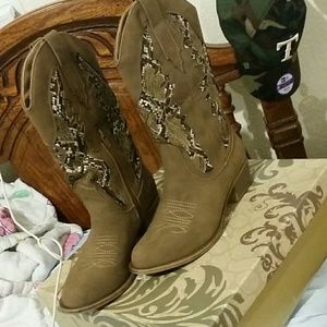 SOLD;!!!!! Western Boots! Suede.