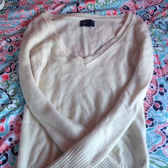 V-neck too low😭😭