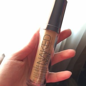 • naked foundation: 4.0 shade •