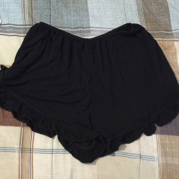 Brandy Melville black vodi shorts