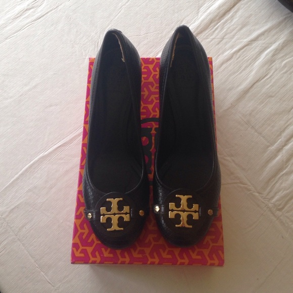 SOLD Tory Burch Navy AADEN PUMPS