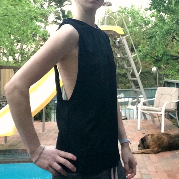 NWOT BLACK OPEN BACK BACKLESS TWISTED MUSCLE TANK - Picture 2 of 4