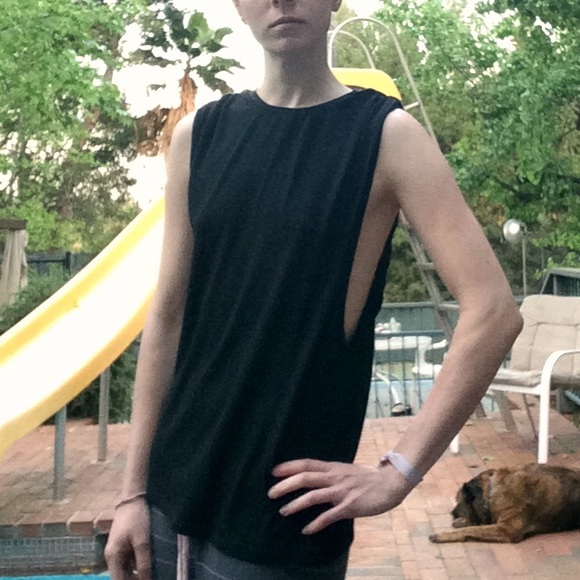 NWOT BLACK OPEN BACK BACKLESS TWISTED MUSCLE TANK - Picture 3 of 4