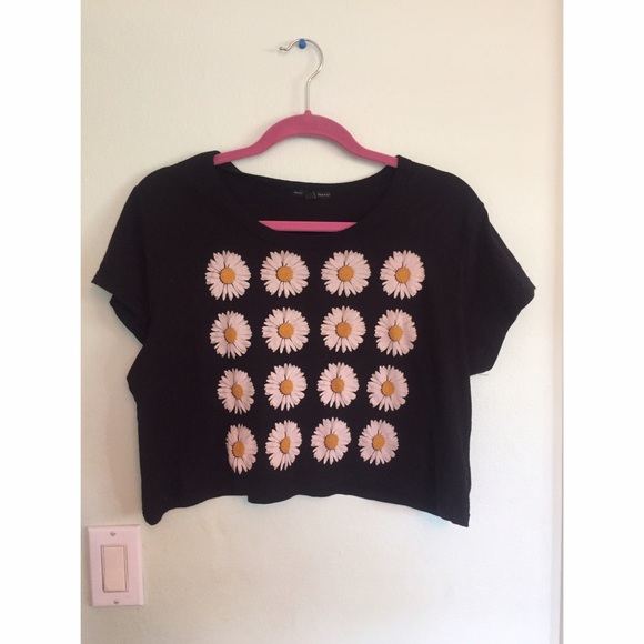 ✨URBAN OUTFITTERS DAISY TEE✨