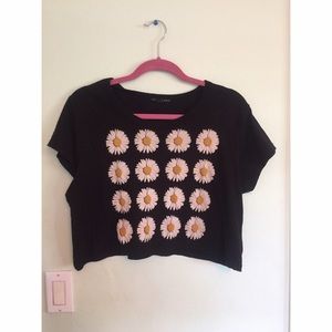 ✨URBAN OUTFITTERS DAISY TEE✨