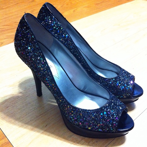 GUESS pumps