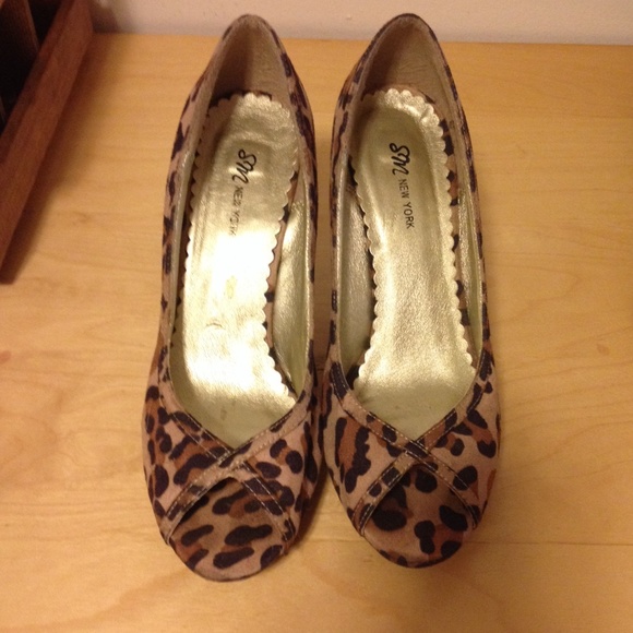 Peep toe pumps