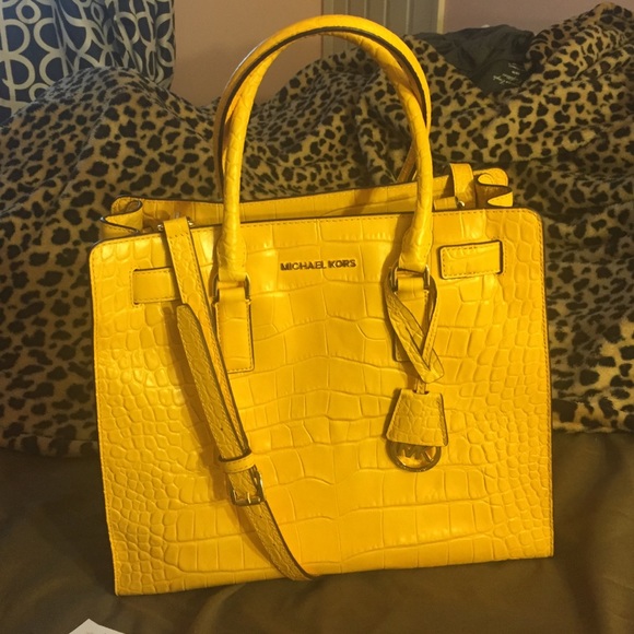 NWT Michael Kors Large Sun colored Dillon
