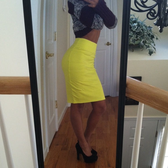 Yellow high waisted, knee length, pencil skirt 🌟