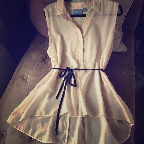 ⚡️SALE⚡️Vera Wang cream tank with black waist tie.