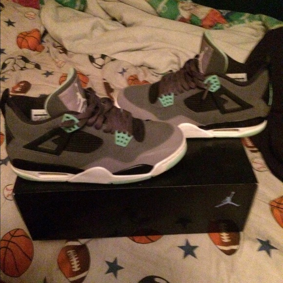 Jordan retro 4 green glow