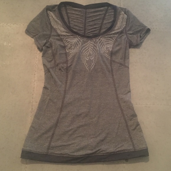 Lululemon limited edition gray silver essence top