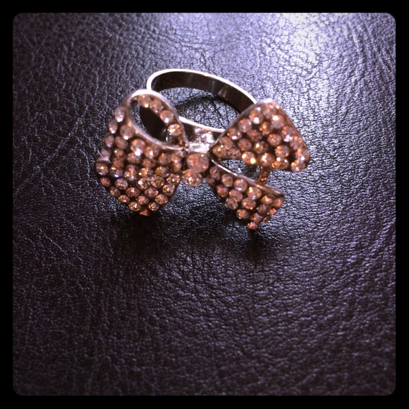 Silver rhinestone bow ring - Picture 1 of 2