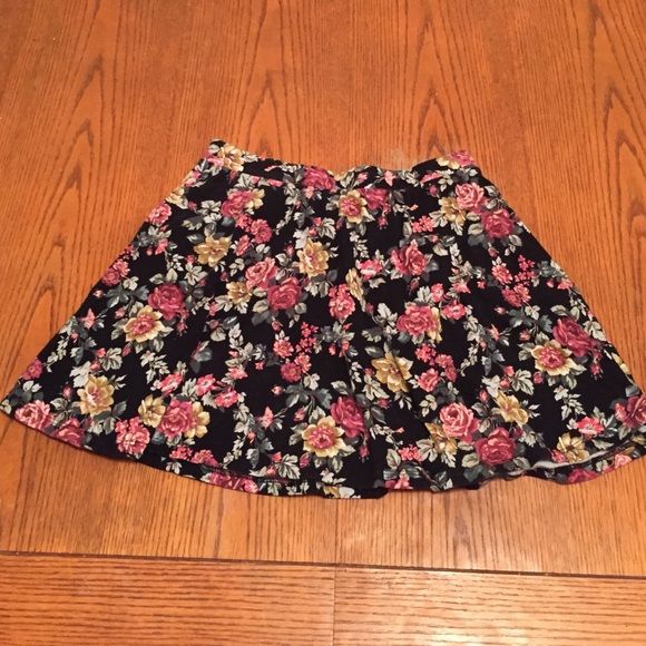 🚫🚫🚫sold🚫🚫🚫Gently used patterned skirt!!!