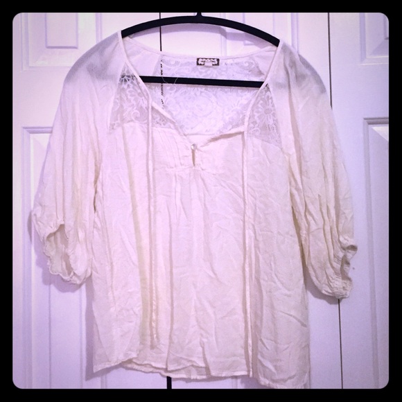 Beautiful peasant lace top, size medium