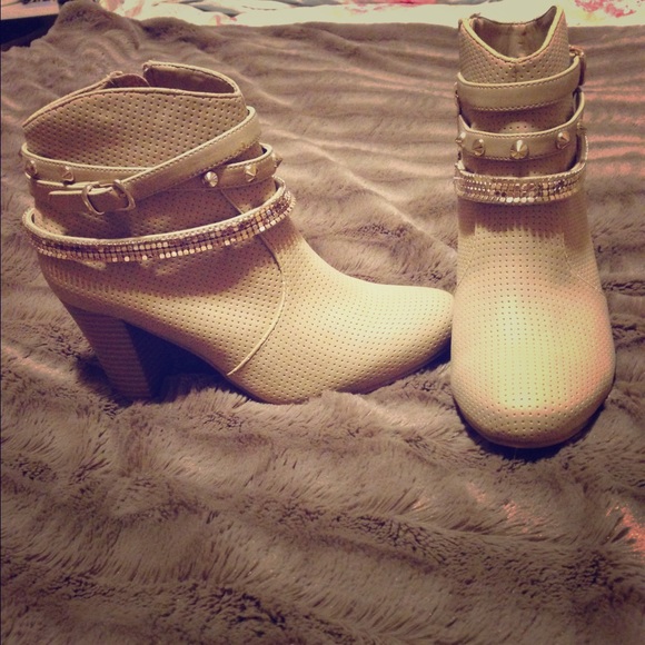 Never worn Jennifer Lopez shoes