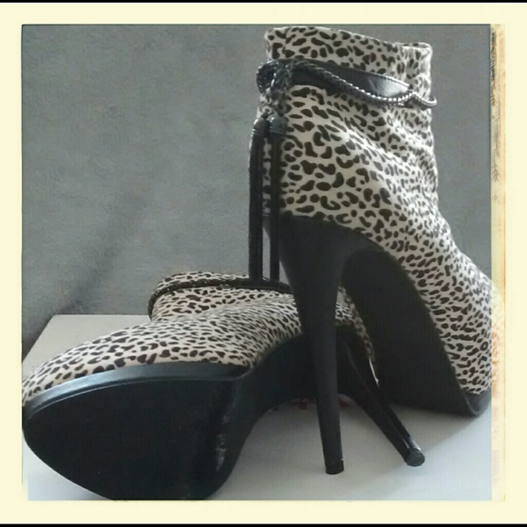 Snow leopard booties. - Picture 2 of 3