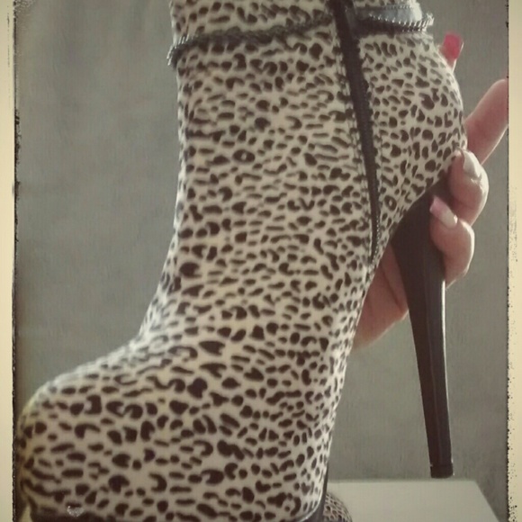 Snow leopard booties. - Picture 3 of 3
