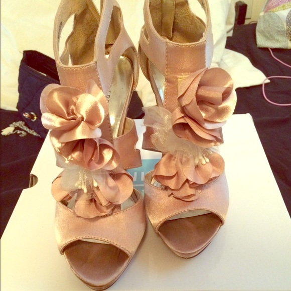 Call it Spring: Cute Floral Pink Heels - Picture 1 of 4