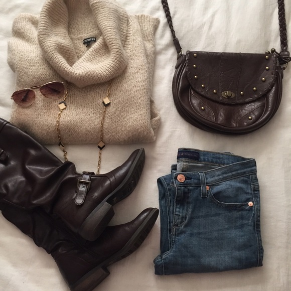 Express Sweaters - EXPRESS Gold sweater🇺🇸💕