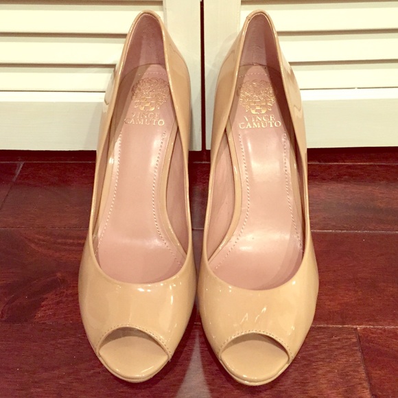 Vince Camuto 'Coper' nude peep-toe patent pump sz9