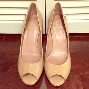 Vince Camuto 'Coper' nude peep-toe patent pump sz9