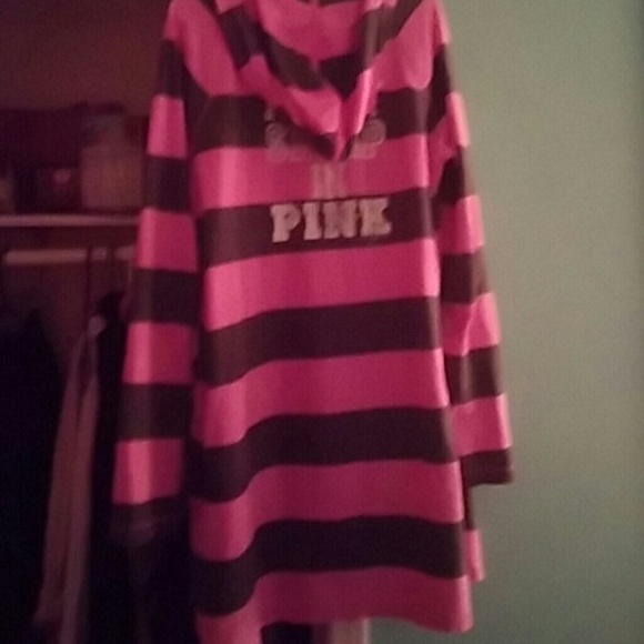Pink in gray huddle robe - Picture 2 of 4