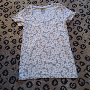 Low v-neck floral tee