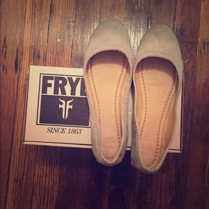 Frye Carson Flat in Bon