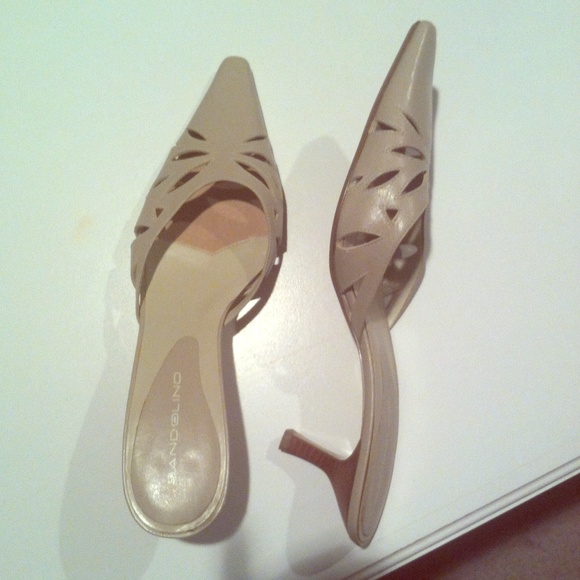 Bandolino - DBL Lockheart size 8 1/2  Nude Shoes