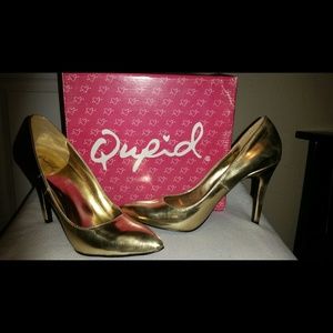 Gold pumps